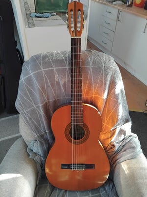 Klassisk, andet mærke Suzuki nr. 32, Vintage guitar. Made in Japan. Har lidt ridser,  men overordnet