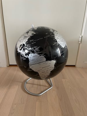 Sort globus, Ukendt, Fin globus i sort. Den har stort set aldrig været ‘brugt’, så fremstår yderst f