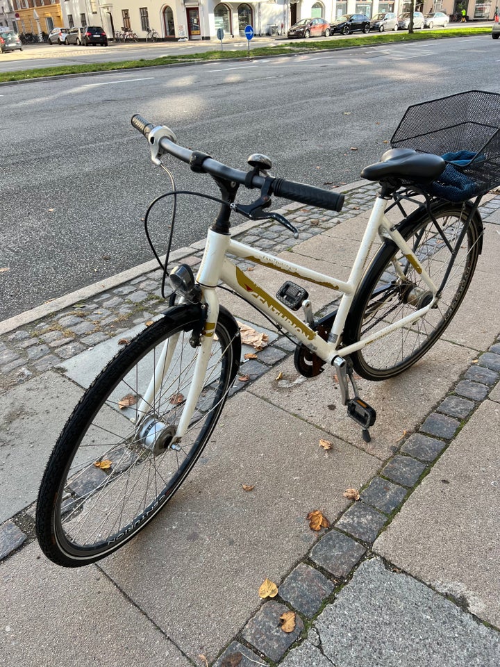 Used city bike with basket for sale in Copenhagen