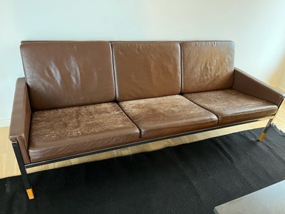 Steen Østergaard, Sofa, Elegant sjælden 3 personers sofa i brunt patineret skind.
Designet i 60’erne