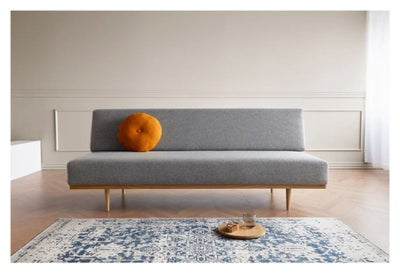 Daybed, stof, 1 pers. , Innovation, Daybed med massiv egetræs bund og ben. 
Flotteste detalje med en