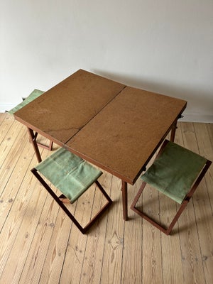 Retro Campingbord, Lækkert retro camping bord med klapstole udført i teaktræ Bordet er i rigtig fin 