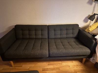 Sofa, Landskrona sofa fra Ikea. Den sælges med puf. Det er farve Gunnared mørkegrå/træ. 

Den er hal