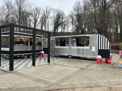 Foodtrucks, Grillvognen indeholder:
2 serveringslåger i siden og 1 låge i bagenden. 2 frysere. 1 køl