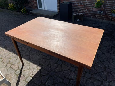 Spisebord, Teak med 2 tillægsplader.
Måler 84,5x135 cm. med tillægsplader måler bordet 84,5x2,35 cm.