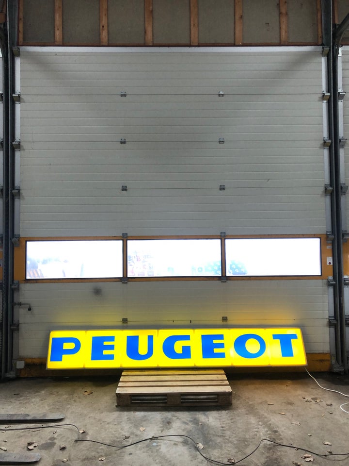 Skilte, Stort lysskilt fra Peugeot bilforhandler