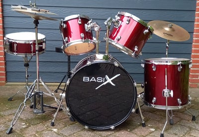 Trommesæt, Basix, Trommesæt – 5 trommer - Hi-hat – Bækken (Paiste crash 802 16") – stol.
Brugt men s