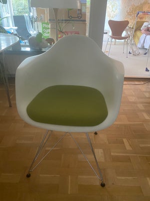 Eames, Eames   Med armlæn , Stol, 4 stk Eames med armlæn og grøn sidde hynde.

Nypris 3500 pr stk

P