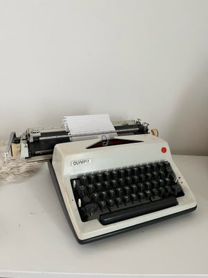 Skrivemaskine, Virker umiddelbart fint, men trænger til en rengøring og ny blæk.

Skal afhentes.