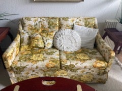 Sofa, andet materiale, Flot gul 2 persons sofa sælges. Yderst velholdt. Har kun stået til pynt. 350 