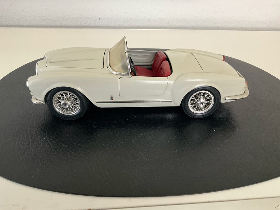 Modelbil, Bburago Lancia Aurelia B24 Spider 1955, skala 1 :