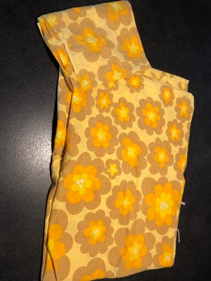 Sengetøj, Retro blomstret, Smukt gul blomstret Retro dyne og pudebetræk til voksen. Sengetøjet er kl