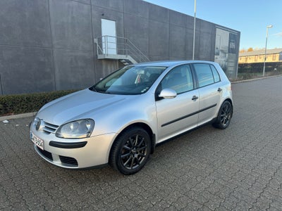 VW Golf V, 1,6 FSi Trendline, Benzin, 2005, km 322000, sølvmetal, træk, nysynet, ABS, airbag, 5-dørs