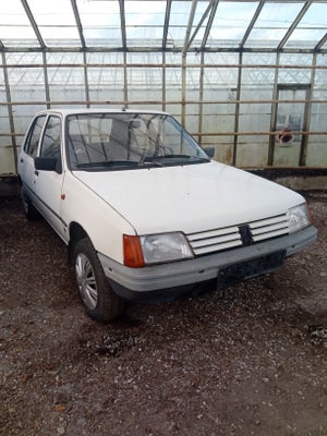 Peugeot 205, 1,4 GR, Benzin, 1988, km 113000, hvid, træk, nysynet, ABS, airbag, alarm, 5-dørs, start