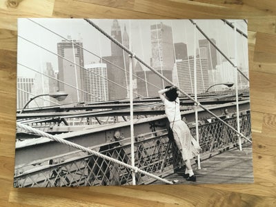 Tryk, motiv: Kvinde på Brooklyn Bridge, b: 70 h: 50, Fotografi af kvinde på Brooklyn Bridge i New Yo