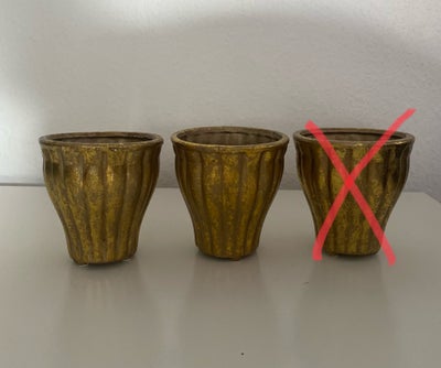 Vase, Potteskjuler, 2 pæne potteskjulere i “guld”. Begge 2 i pæn stand, ingen skår eller revner. 
H: