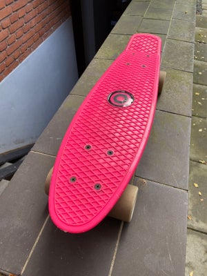 Skateboard, Penny Board, str. 57 cm, Lyserødt med hvide hjul. Brugt, men i god stand. Hjulene ruller