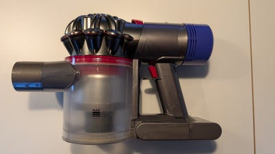 Håndstøvsuger, Dyson V8, Dyson V8 ledningsfri støvsuger med forskellige hoveder sælges. Oplader medf