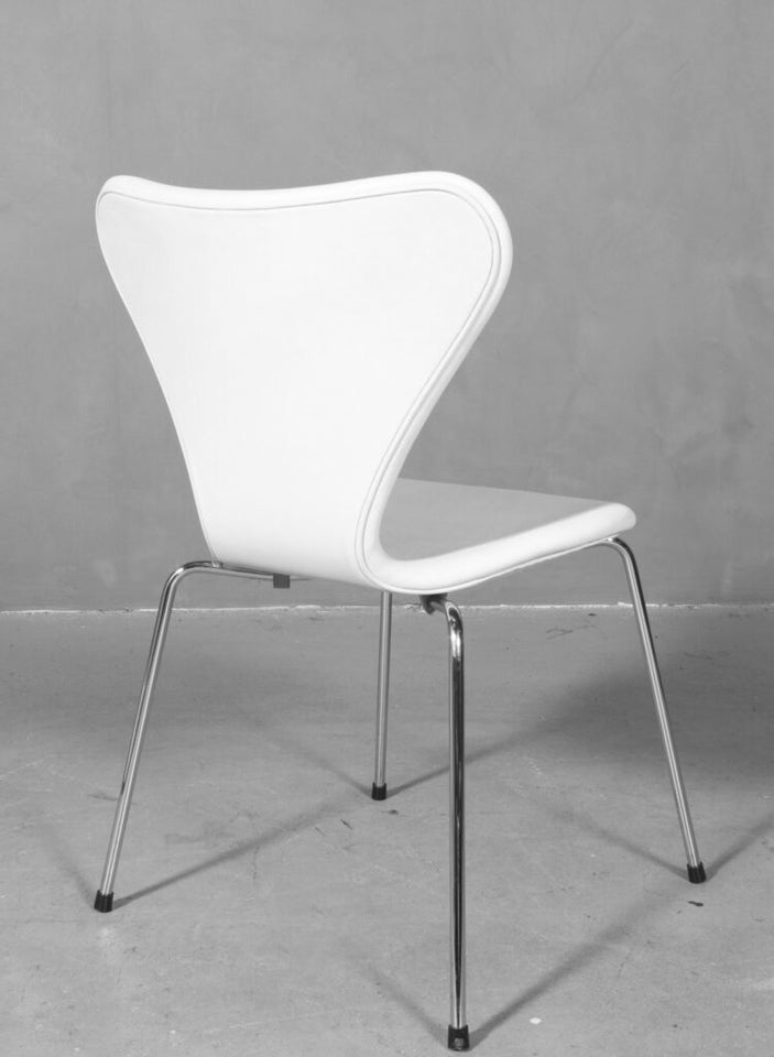 Arne Jacobsen model 3107 Stolen er nypolstret.