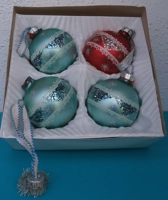 Ældre julekugler, 3 stk. I lyseblå farve + 1 rød med glimmer på.
Den ene lyseblå skal have limet top