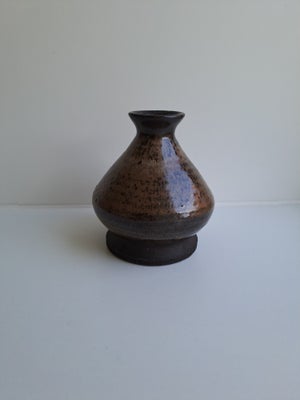 Keramik, Vase, Er i bunden men uklart..., 12,5cm høj vase i fin stand

Se også mine andre annoncer  