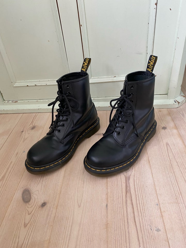 Stovler str. 38 Dr. Martens dba Kob og Salg af Nyt og Brugt