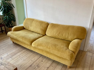 Sofa, 3 pers., Sofa i gul fløjl. Ilva sofa der er blevet ombetrukket. Sofaen har bløde puder og sæde