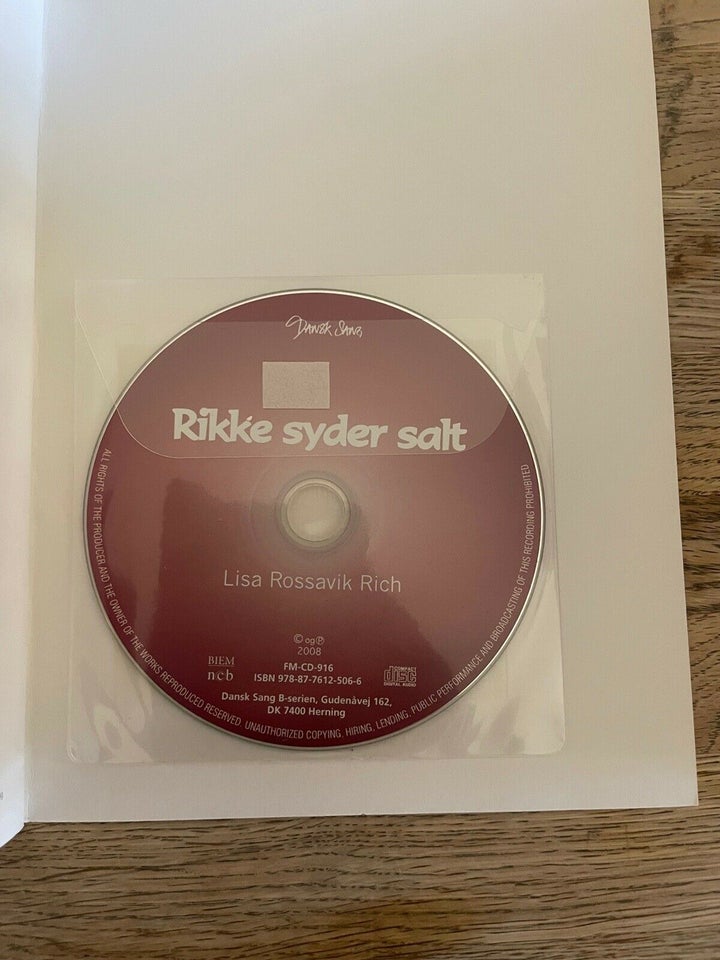 Rikke syder salt, Lisa Rossavik Rich, emne: musik