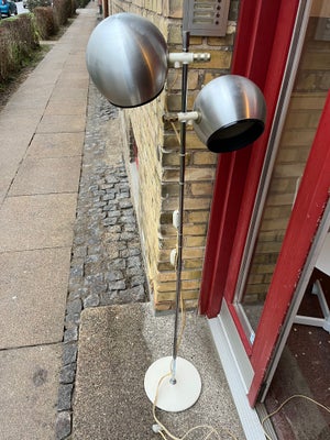 Standerlampe, Retro - vintage, fin gulvlampe med kuglelamper på i sølvfarvet.
Begge lamper virker.