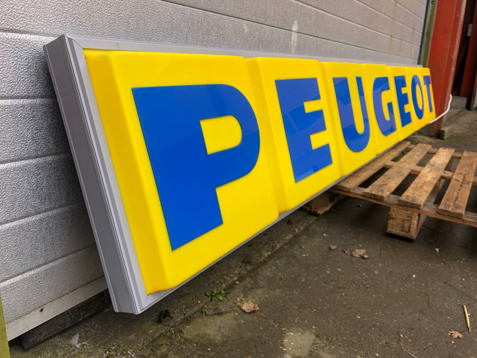 Skilte, Stort lysskilt fra Peugeot bilforhandler
