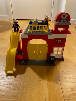 Lego Duplo, 6168, Duplo model 6168 Brandstation. Selve bilen mangler, men anhænger med vandtank, spr