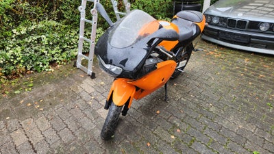 Aprilia RS50, 2000, Orange/sort, Aprilia RS 50 til salg

Det er 45 knallert

Den starter og virker, 