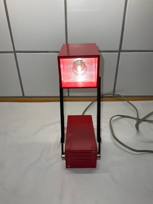 Anden bordlampe, Lampetit, Lampetit lampe, designet af Verner Panton for Louis Poulsen.
Lampen kan j