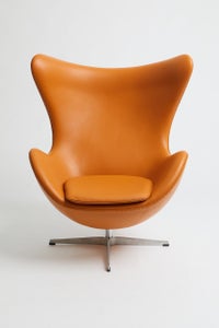 Polstring af Arne Jacobsen Ægget. 