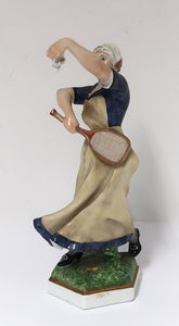 Bing & Grøndahl. Dame med badminton ketcher. Figur 8032.  De