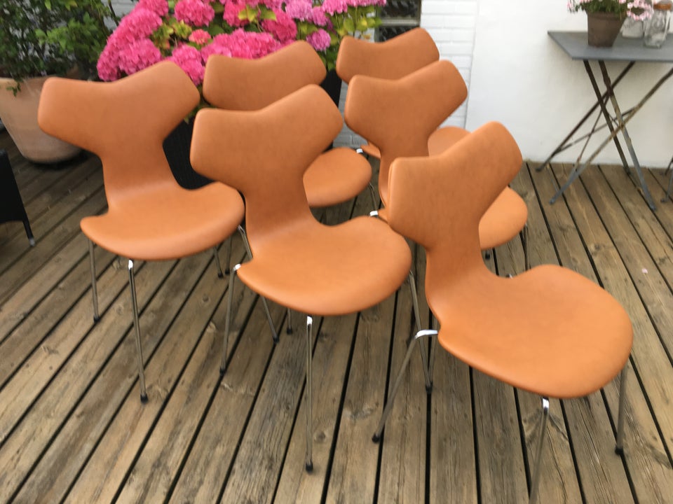 Arne Jacobsens 3107 stole i forskellige farver p...