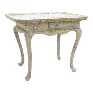 Flisebord med marmoreret understel, hvori skuffe og udtræk t
