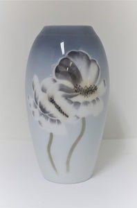 Bing & Grøndahl. Vase. Model 366-5251. Højde 18 cm.  (1 sort