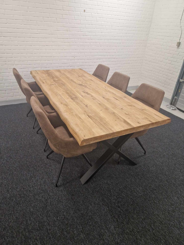 Nyt plankebord med nye stole.