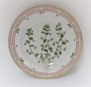 Royal Copenhagen, Flora Danica. Middags tallerken. Design #3