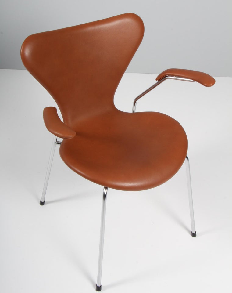 Arne Jacobsen: Armstole, model 3207, cognac pure...