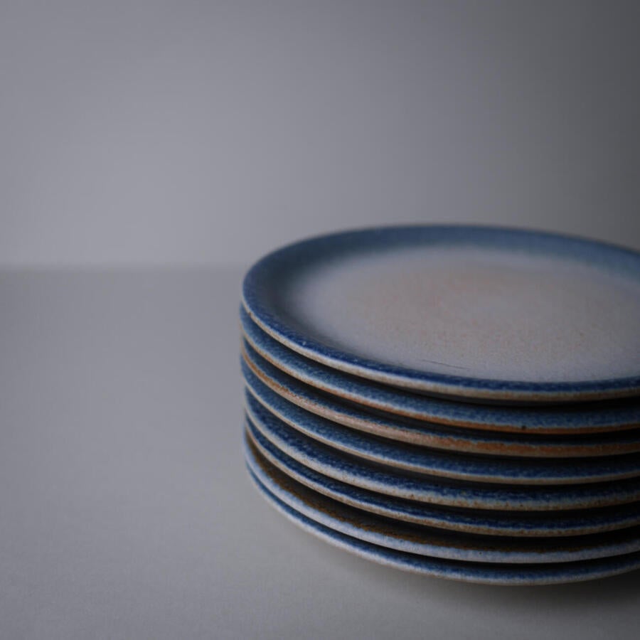 Blå tallerkener i keramik, keramiktallerken, tal...