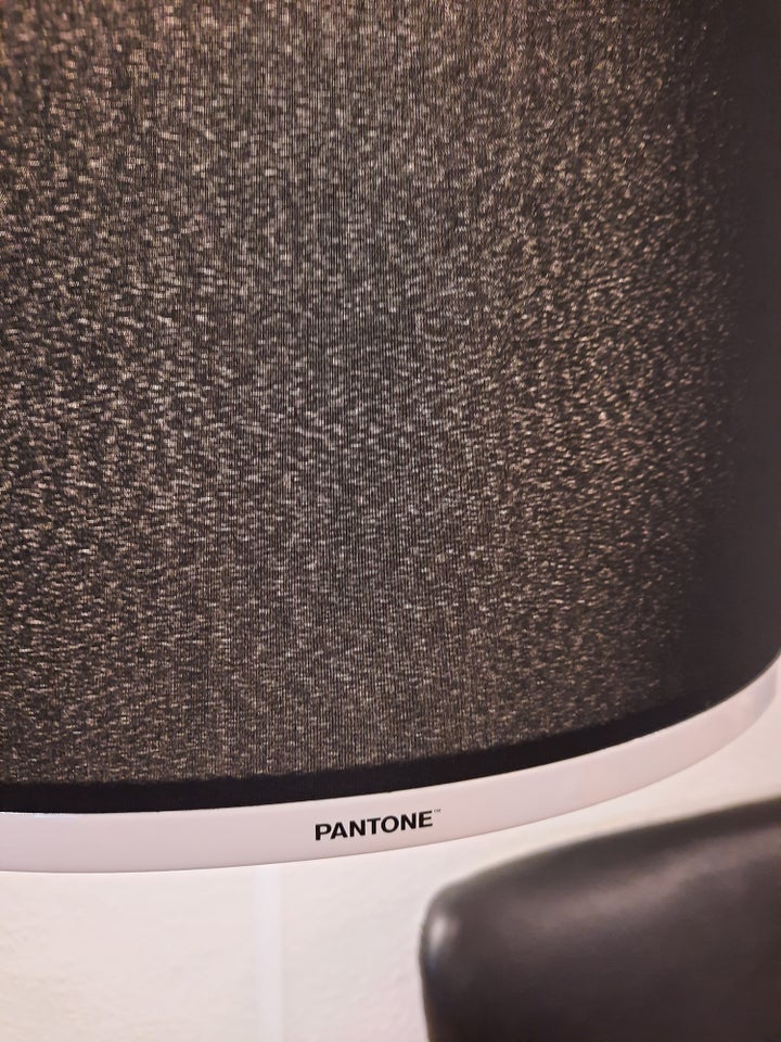 Pantone Antares gulvlampe med sort stof skærm