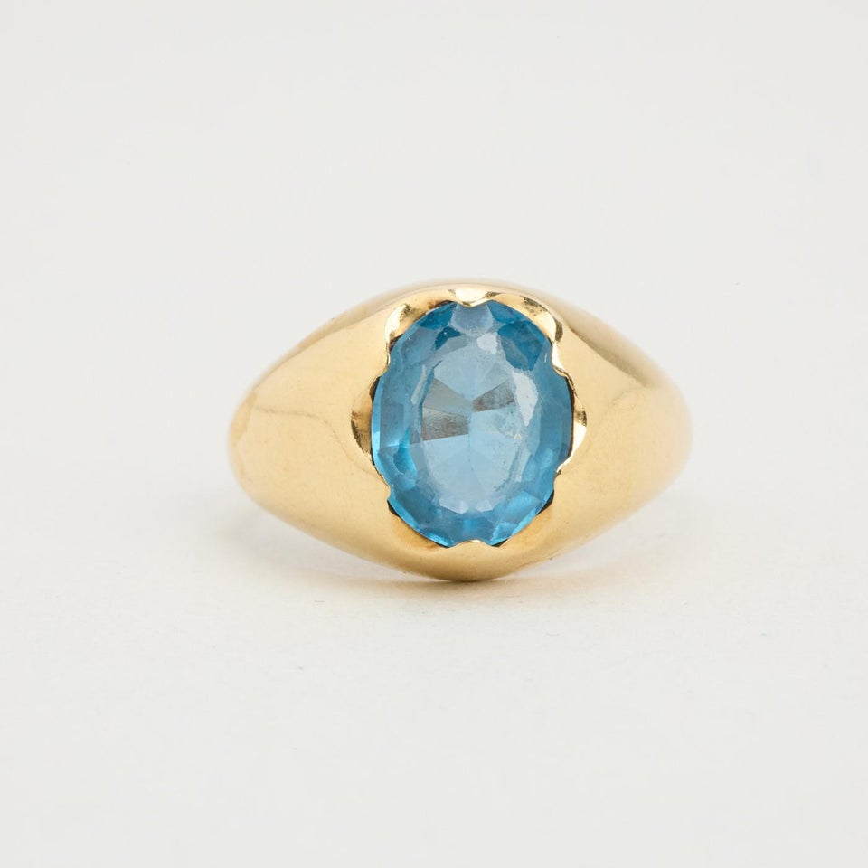 Ring i 14 karat med en syntetisk spinel str. 54