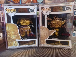 Funko  - Funko Pop Darth Vader #157 en Yoda #124 (Gold) Signed by Daniel Napr...