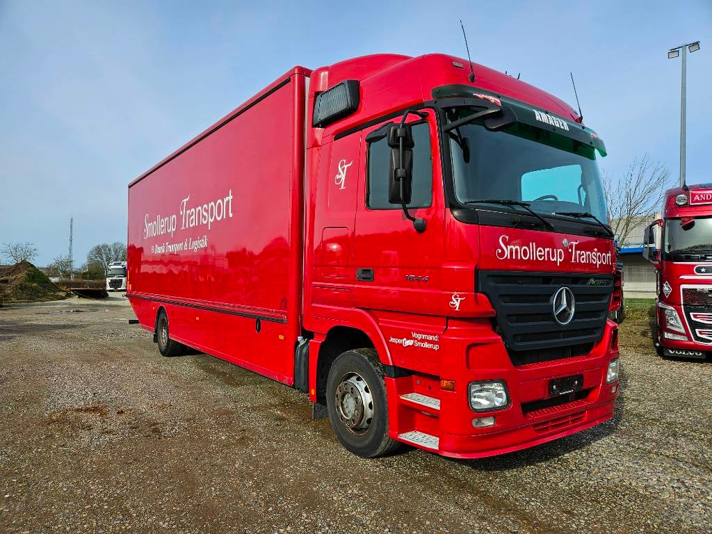 Mercedes-Benz Actros 1844 - 440HP - with lift a...