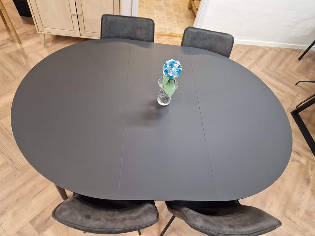 Nyt spisebord med nye stole.