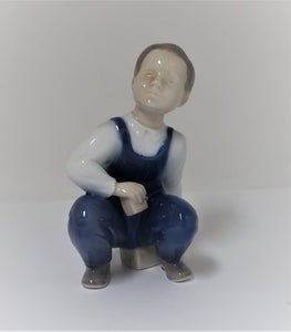 Bing & Grøndahl. Porcelænsfigur. Siddende dreng. Model 2402.