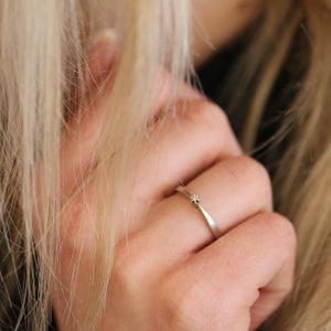 Elegant lille solitaire ring med diamant