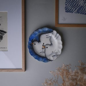 Lille keramik platte med hvide duer, fugle platter, platter, vægkunst
